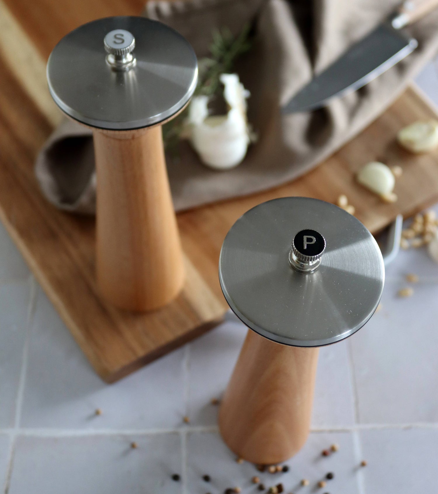 Duo pepper mill and salt mill set in wood and stainless steel