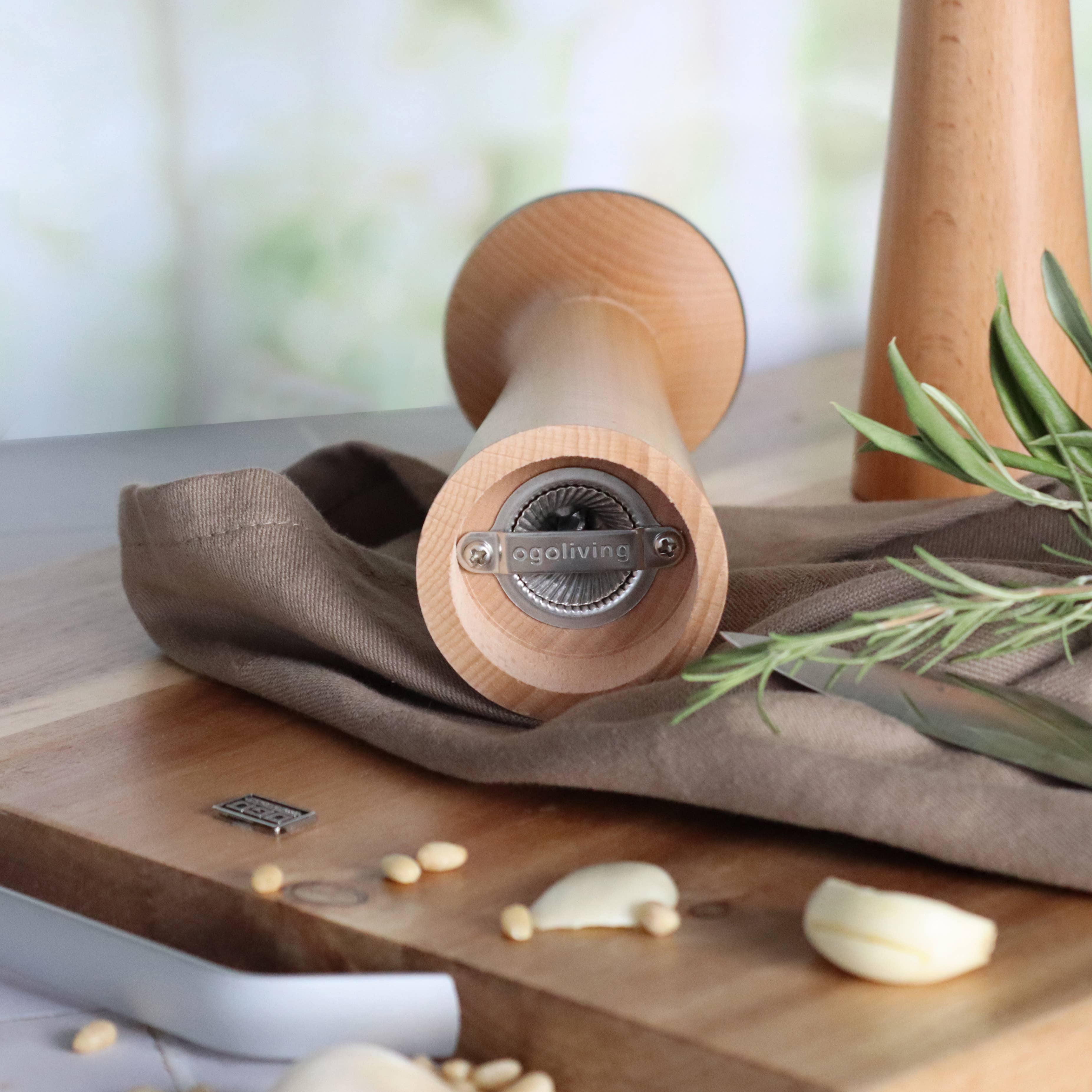 Duo pepper mill and salt mill set in wood and stainless steel