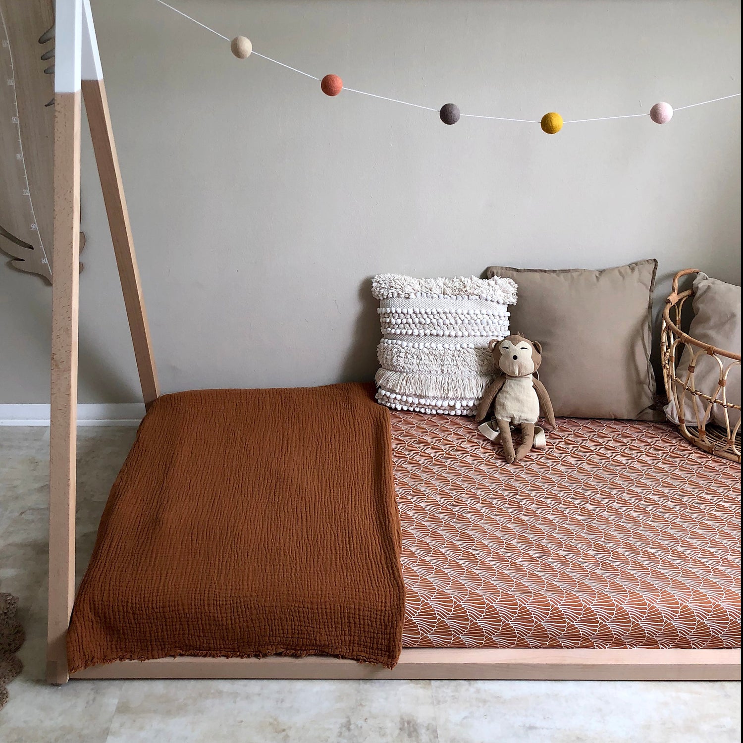 Seashells Cinnamon Brown Fitted Crib Sheet 70x140cm