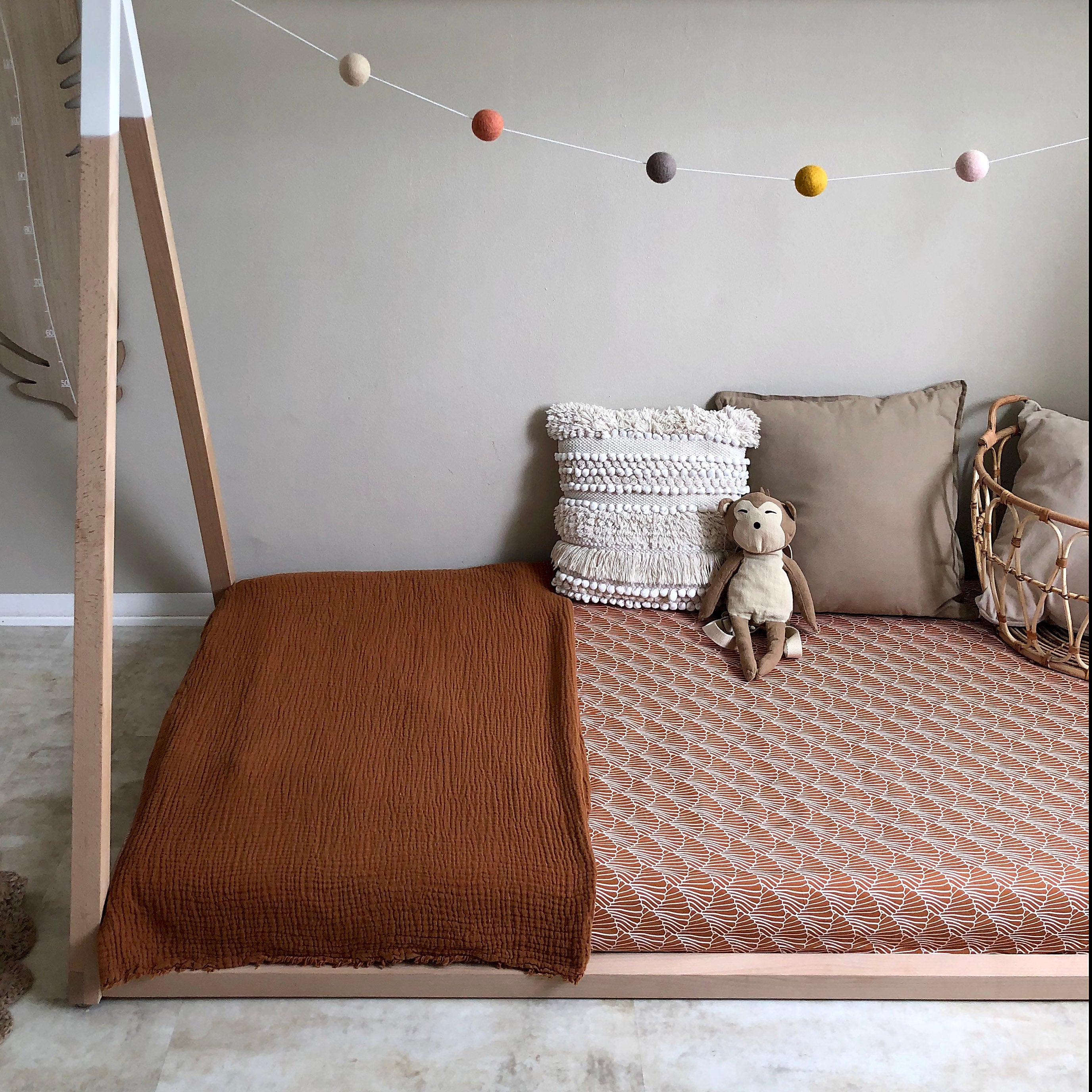 Seashells Cinnamon Brown Fitted Crib Sheet 70x140cm