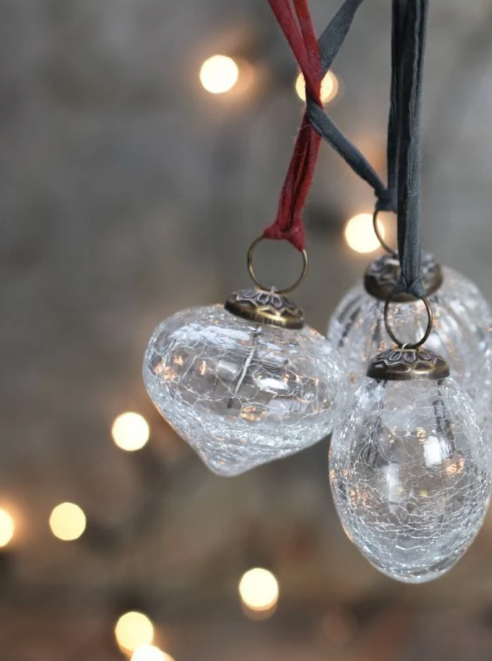 Single Snow Drop Bauble in Clear Crackle Drop