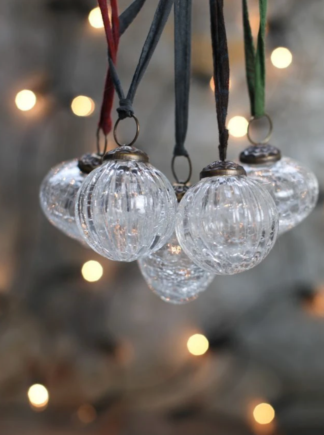 Single Snow Drop Bauble in Clear Crackle Drop