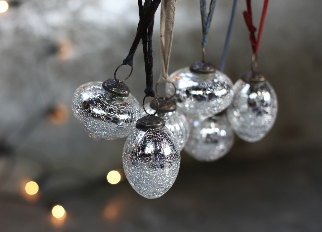 Single Snow Drop Bauble in Silver Crackle Oval