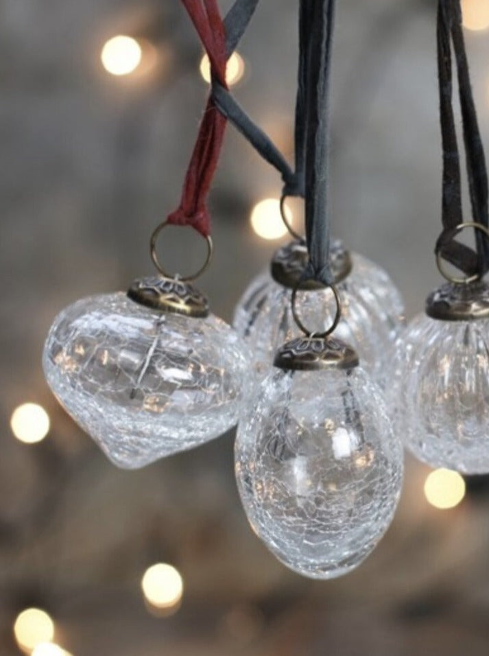 Single Snow Drop Bauble in Clear Crackle Oval