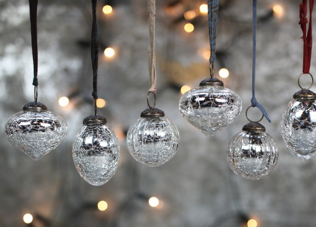 Single Snow Drop Bauble in Silver Crackle Round