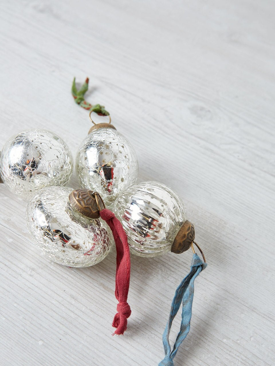 Single Snow Drop Bauble in Silver Crackle Ribbed