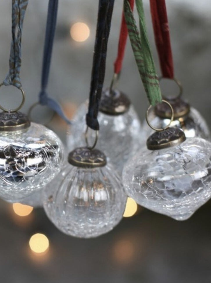 Single Snow Drop Bauble in Clear Crackle Ribbed