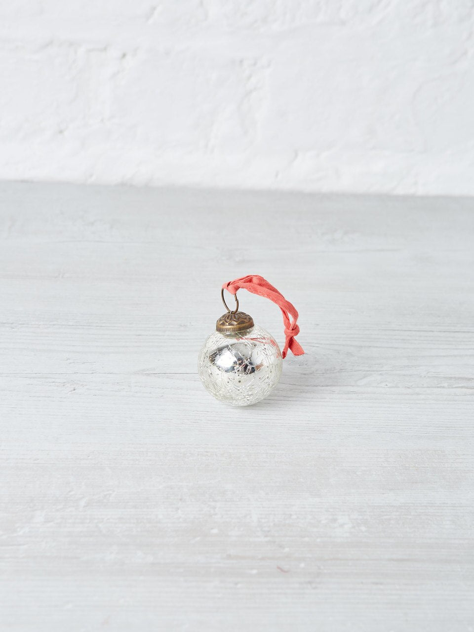 Single Snow Drop Bauble in Silver Crackle Round