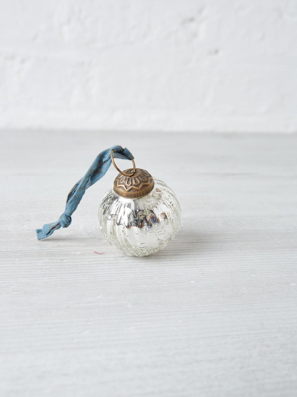 Single Snow Drop Bauble in Silver Crackle Ribbed