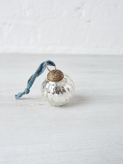 Single Snow Drop Bauble in Silver Crackle Ribbed