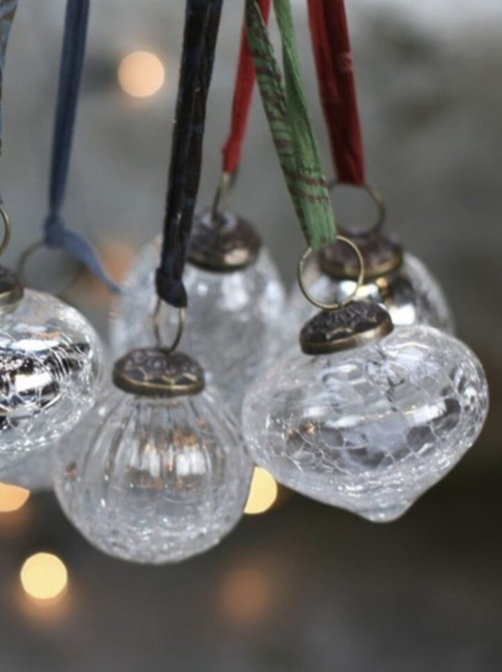 Single Snow Drop Bauble in Clear Crackle Round