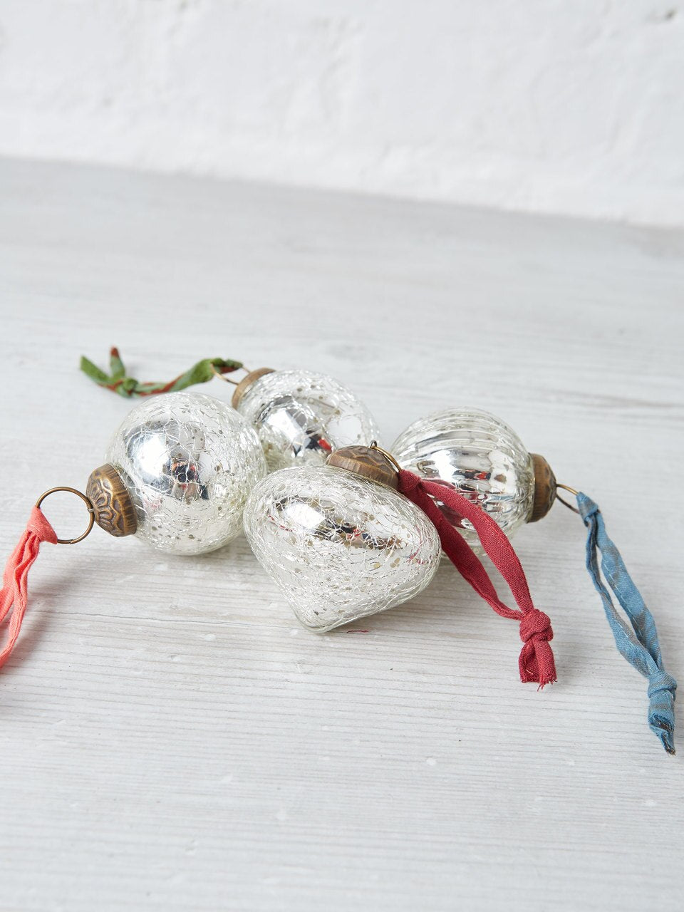 Single Snow Drop Bauble in Silver Crackle Round