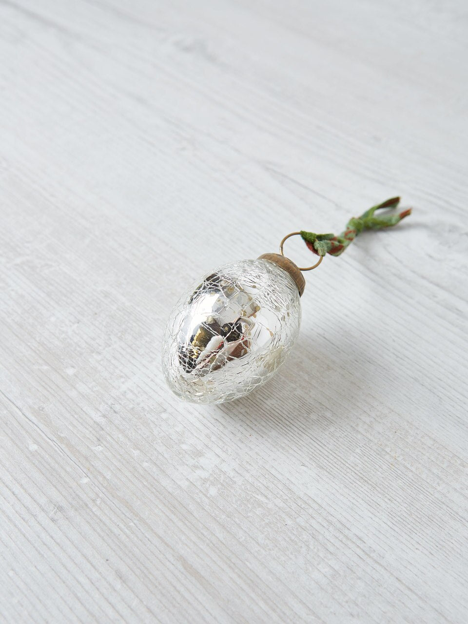 Single Snow Drop Bauble in Silver Crackle Oval